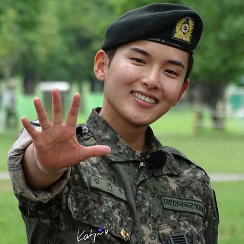 SuperJunior成员金厉旭今日结束兵役任务 正式退伍并接受媒体采访