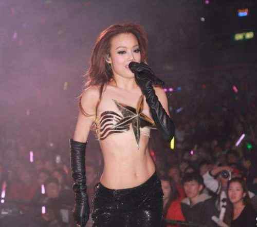 郑希怡和容祖儿夹春卷事件是怎么回事