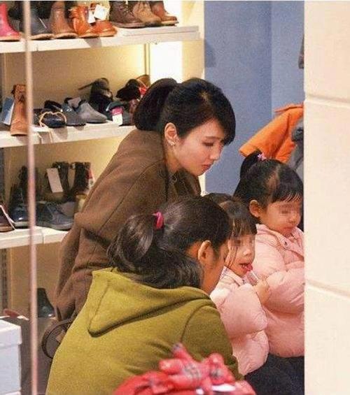 黎姿10岁双胞胎女儿已长大 披肩发穿小白裤亭亭玉立 像极了妈妈