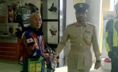 男子被交警拦下 竟掏出一本 地球通行证 交警 你这玩意哪里办的