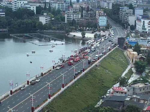 安顺公交车坠湖事故已救出18人