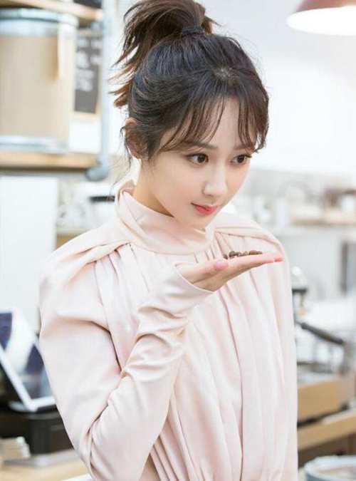 杨紫家庭背景曝光 母亲曾参与多部影视剧