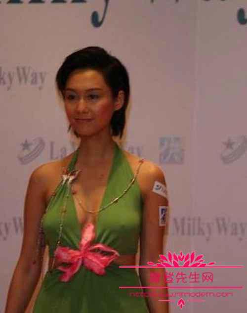 古力娜扎不穿内衣胸部凸点剧照