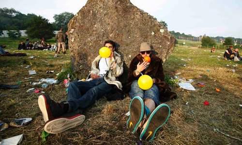 吸食笑气伤身致命 女孩为什么要吸笑气