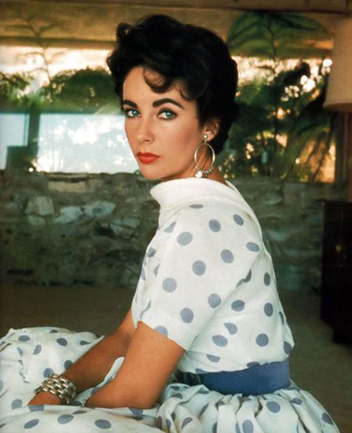 伊丽莎白泰勒的眼睛是紫色的怎么回事