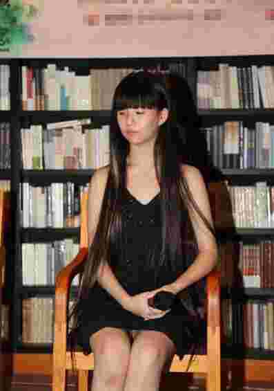 小彩旗着吊带裙落座不慎露底走光 迟到90分钟无歉意引不满