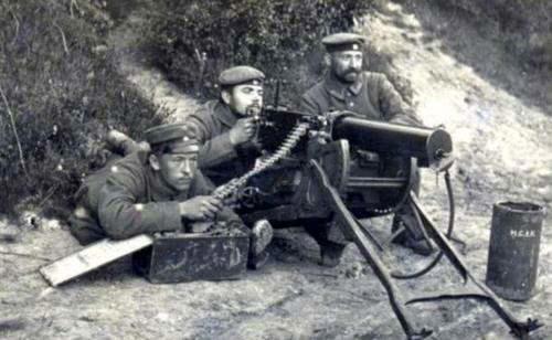 盘点 进击的巨人马莱篇中人类军队的武器