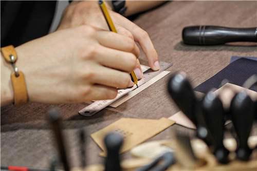 手工皮具 自己在家也DIY一枚超级精致的卡包手工皮艺制作详细教程