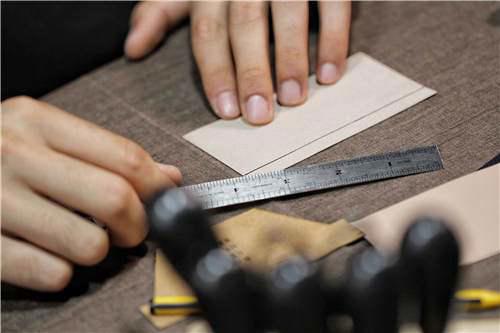 手工皮具 自己在家也DIY一枚超级精致的卡包手工皮艺制作详细教程