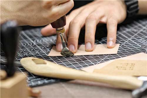 手工皮具 自己在家也DIY一枚超级精致的卡包手工皮艺制作详细教程