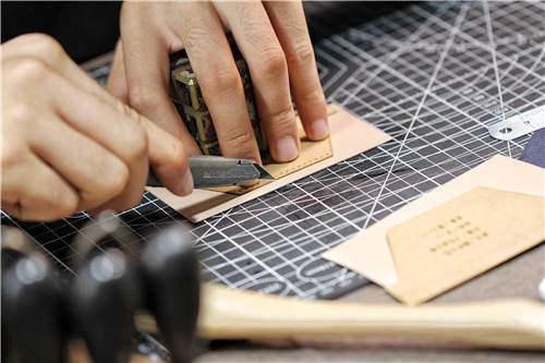 手工皮具 自己在家也DIY一枚超级精致的卡包手工皮艺制作详细教程