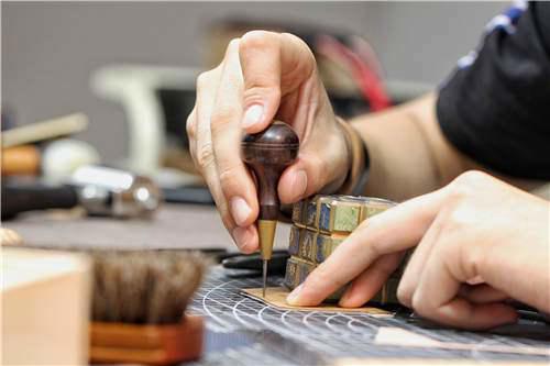 手工皮具 自己在家也DIY一枚超级精致的卡包手工皮艺制作详细教程