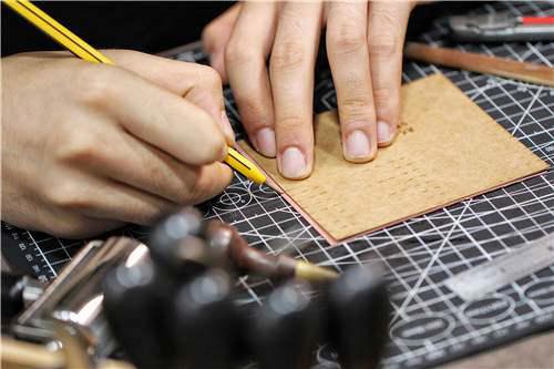 手工皮具 自己在家也DIY一枚超级精致的卡包手工皮艺制作详细教程