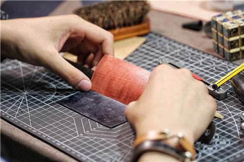 手工皮具 自己在家也DIY一枚超级精致的卡包手工皮艺制作详细教程