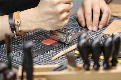 手工皮具 自己在家也DIY一枚超级精致的卡包手工皮艺制作详细教程