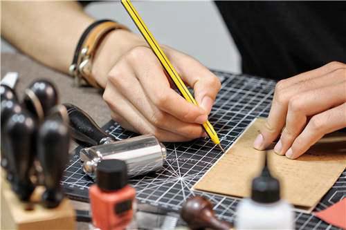 手工皮具 自己在家也DIY一枚超级精致的卡包手工皮艺制作详细教程