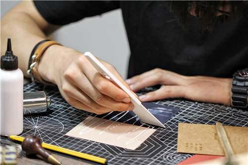 手工皮具 自己在家也DIY一枚超级精致的卡包手工皮艺制作详细教程