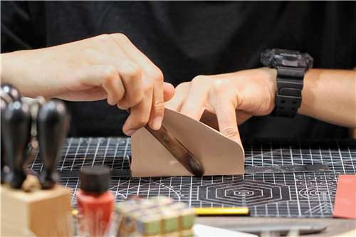 手工皮具 自己在家也DIY一枚超级精致的卡包手工皮艺制作详细教程