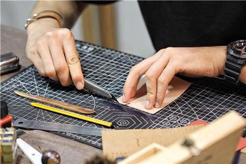 手工皮具 自己在家也DIY一枚超级精致的卡包手工皮艺制作详细教程