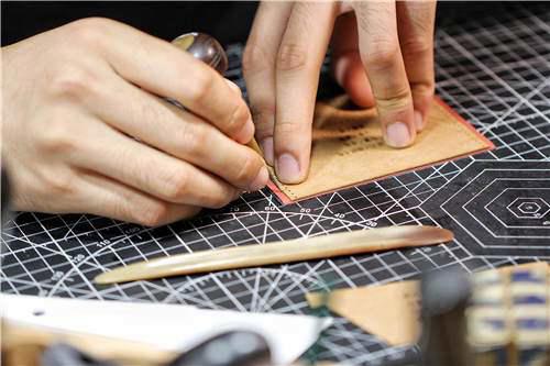 手工皮具 自己在家也DIY一枚超级精致的卡包手工皮艺制作详细教程