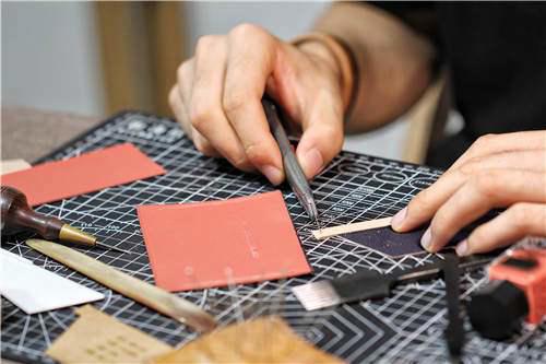 手工皮具 自己在家也DIY一枚超级精致的卡包手工皮艺制作详细教程