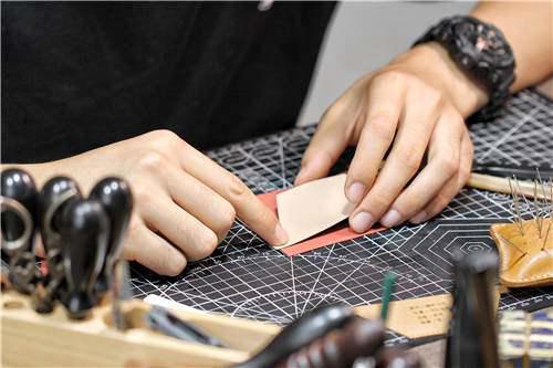 手工皮具 自己在家也DIY一枚超级精致的卡包手工皮艺制作详细教程