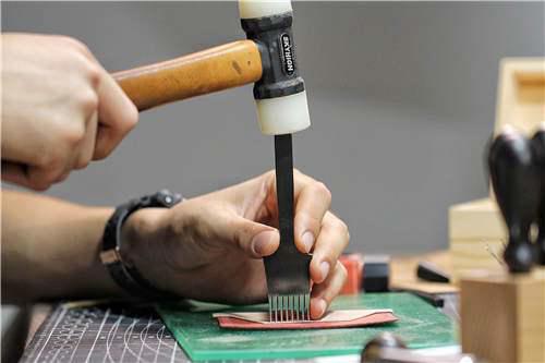 手工皮具 自己在家也DIY一枚超级精致的卡包手工皮艺制作详细教程