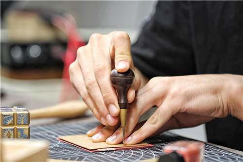 手工皮具 自己在家也DIY一枚超级精致的卡包手工皮艺制作详细教程