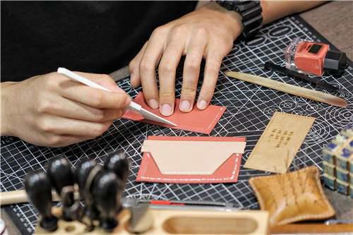 手工皮具 自己在家也DIY一枚超级精致的卡包手工皮艺制作详细教程