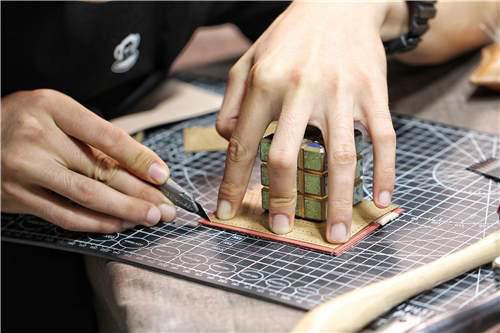手工皮具 自己在家也DIY一枚超级精致的卡包手工皮艺制作详细教程