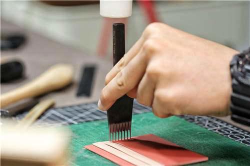 手工皮具 自己在家也DIY一枚超级精致的卡包手工皮艺制作详细教程