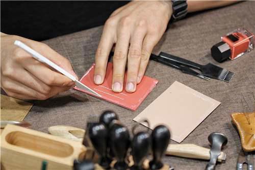 手工皮具 自己在家也DIY一枚超级精致的卡包手工皮艺制作详细教程