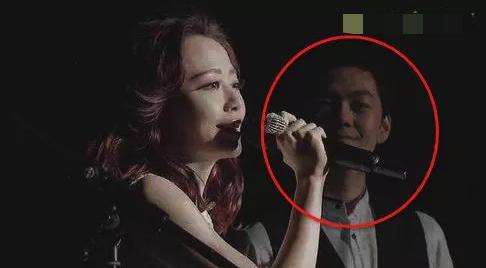 张靓颖获绯闻男友力挺 透露生活细节疑同居 男方曾是她婚礼伴郎