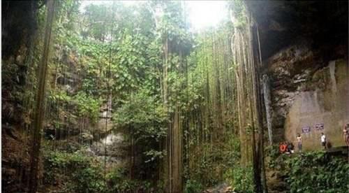恐怖的危地马拉天坑