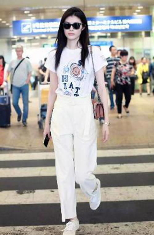 真正时髦的人 夏季都爱穿白T恤 9种白T恤搭配你是哪一种