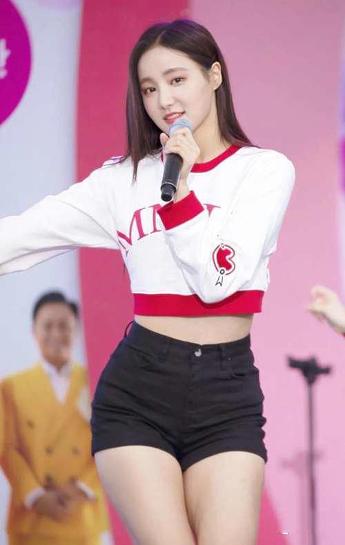 最近爆红的洪真英 竟然和她身边的那位 双马尾女孩 关系很大