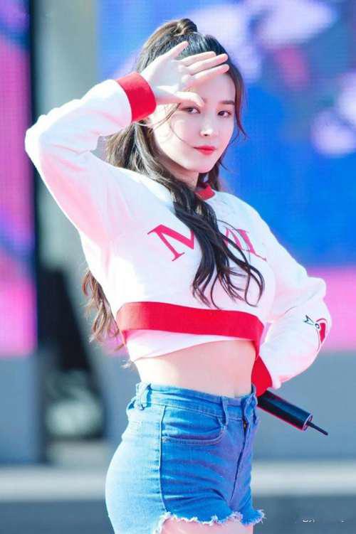 最近爆红的洪真英 竟然和她身边的那位 双马尾女孩 关系很大