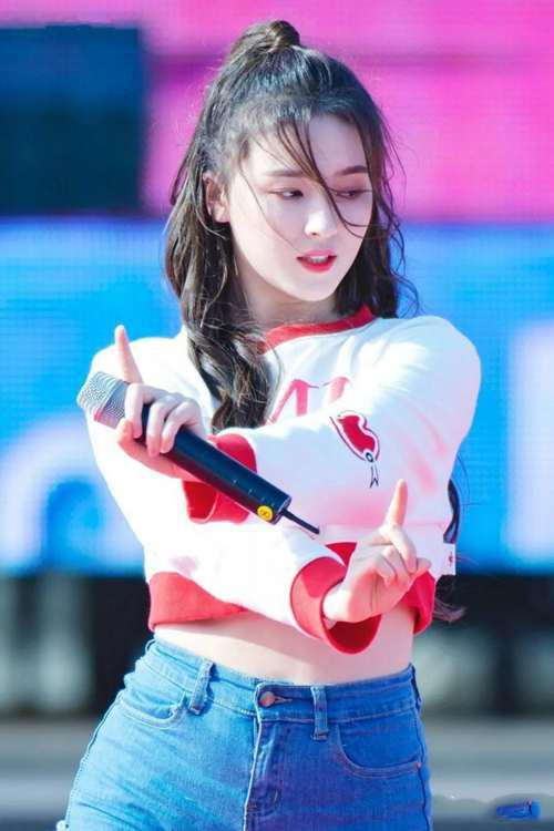 最近爆红的洪真英 竟然和她身边的那位 双马尾女孩 关系很大
