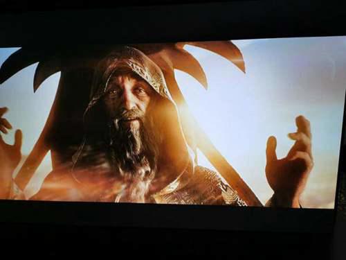 如何挑选最适合自己的家用投影仪 教你3招 在家也能看指环王重映