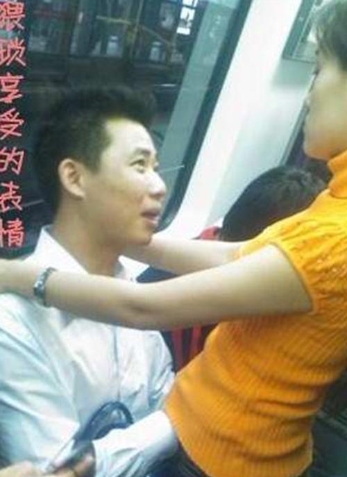 图说发生的摸乳事件