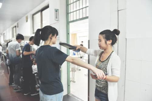 被蝎子咬了的考生