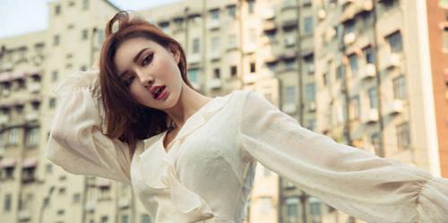 郑希怡掉抹胸事件是怎么回事？