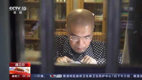 瘫痪作家一根手指敲出300万字