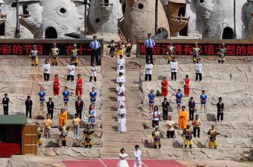 袖珍人景区表演谋生