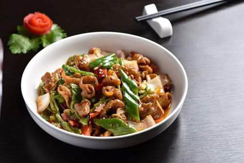 小伙疑因吃隔夜菜失明瘫痪