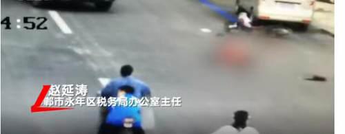 男子街头开车碾压女子