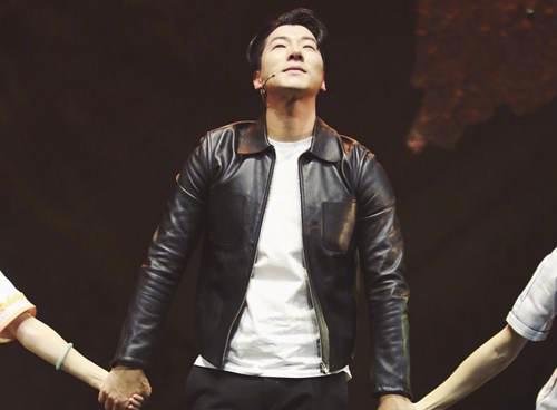 离婚不离家 张亮与寇静恩爱秀不停