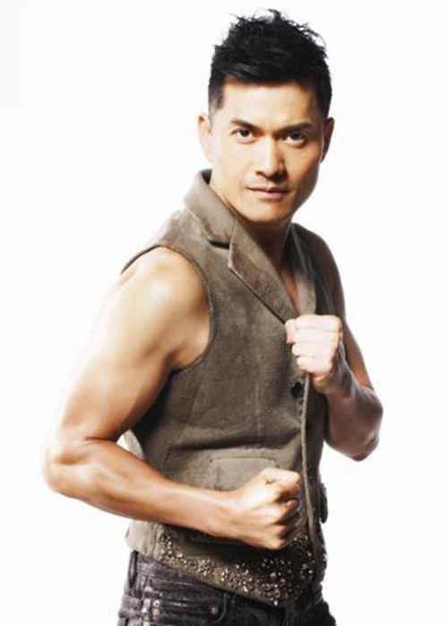 吕良伟的老婆杨小娟多少岁?