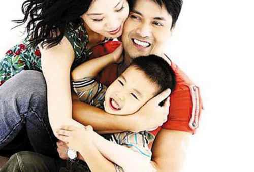 吕良伟的老婆杨小娟多少岁？