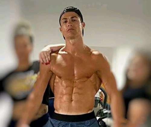 C罗最新肌肉照曝光 这雕刻般体脂率可网友馋坏了